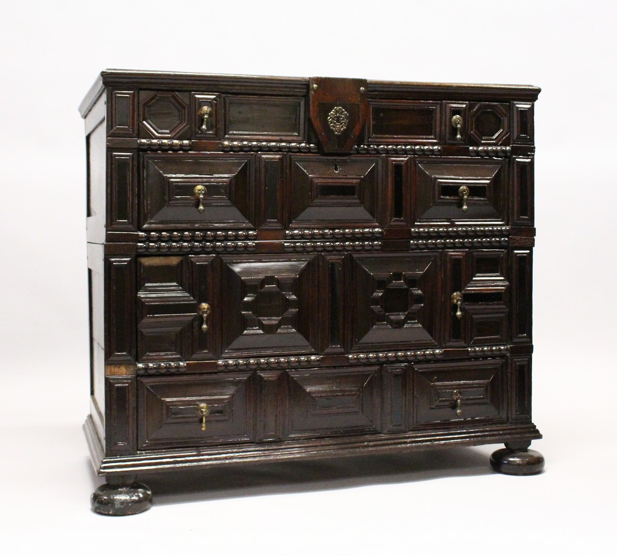 A GOOD LATE 17TH CENTURY OAK TWO PIECE LINEN FOLD FRONT CHEST, OF FOUR VARIOUS SIZE LONG DRAWERS,