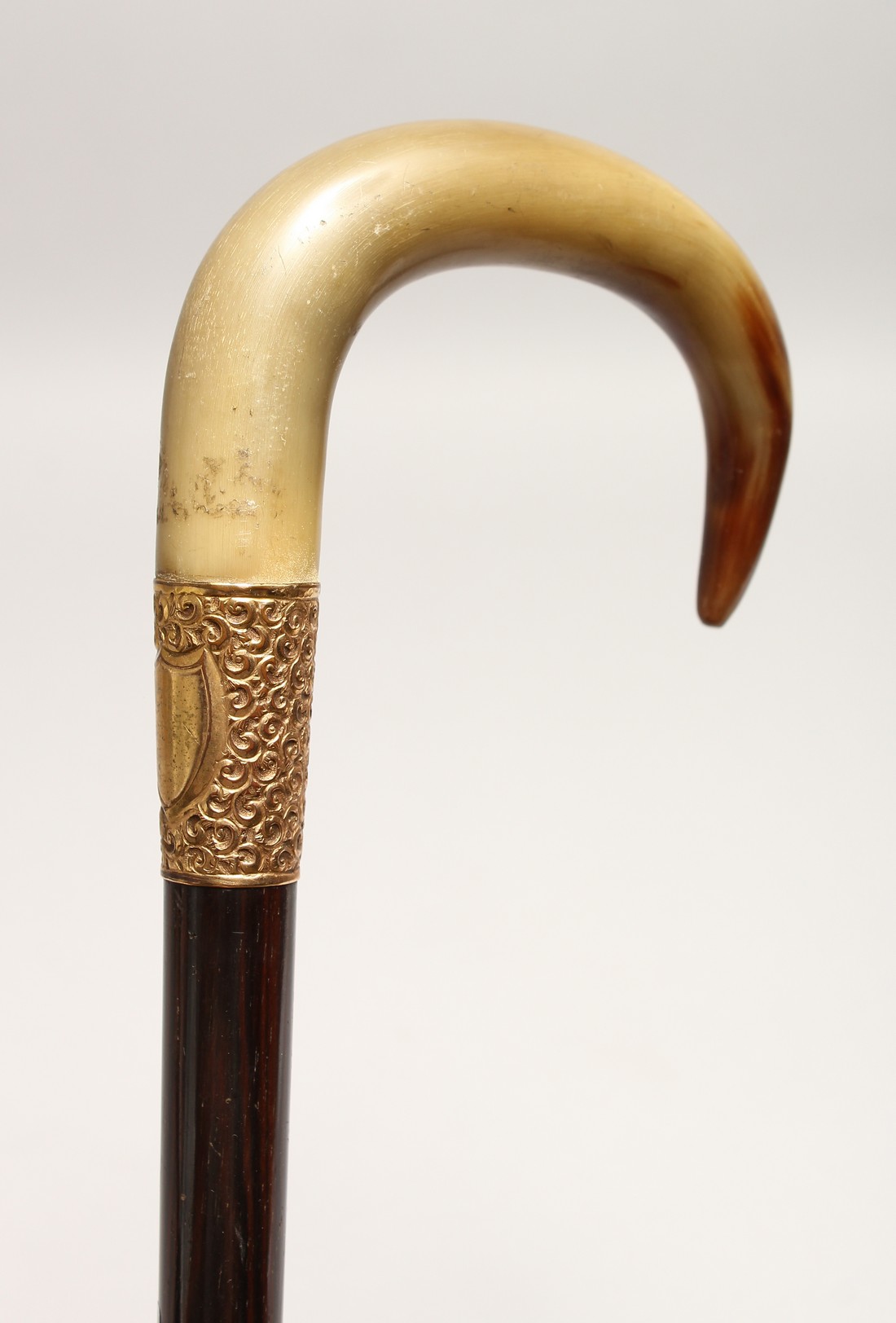 A VERY GOOD 19TH CENTURY RHINO HANDLE WALKING STICK with gilt band 2ft 10ins long