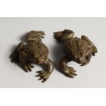 A PAIR OF JAPANESE BRONZE FROGS 2ins
