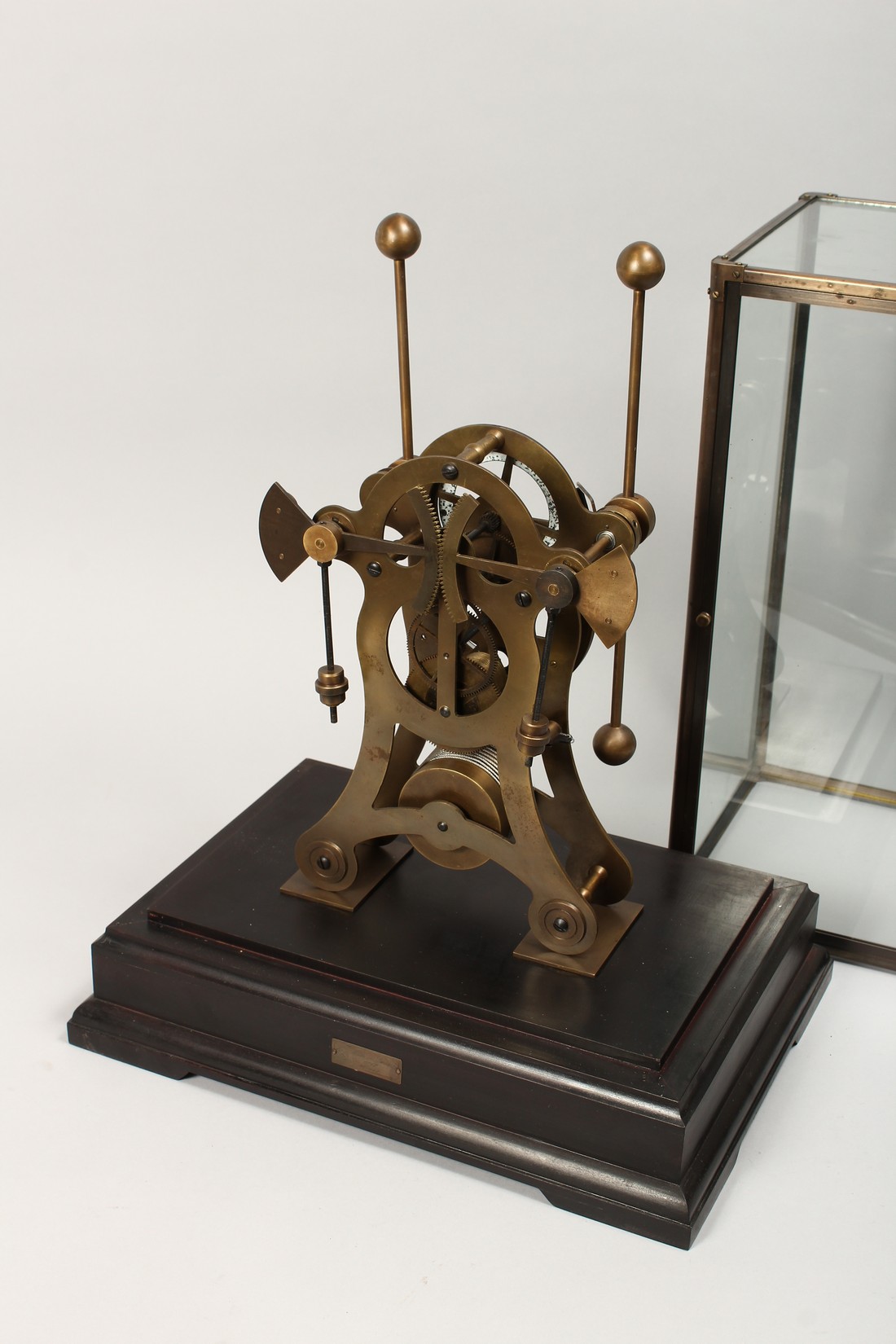 A "GRASSHOPPER" SKELETON CLOCK in a display case 20ins high. - Bild 4 aus 4