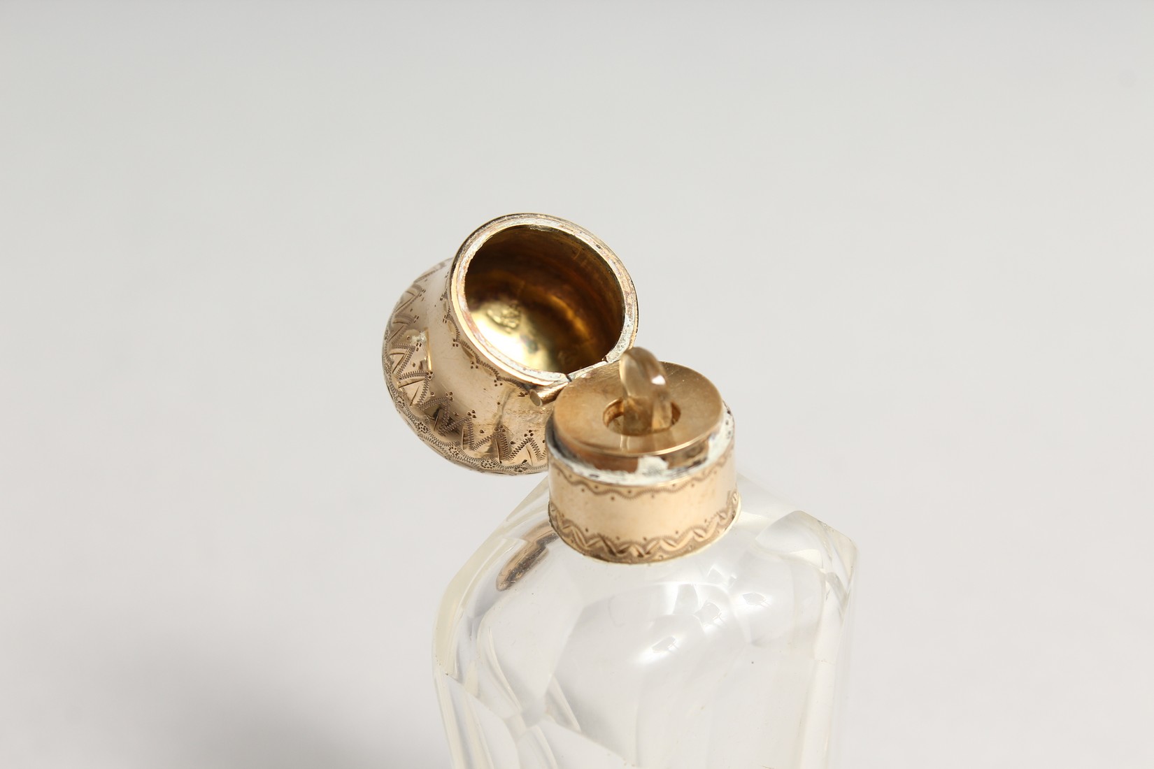 A TAPERING GLASS TOP SCENT BOTTLE 3.5ins long. - Image 4 of 4
