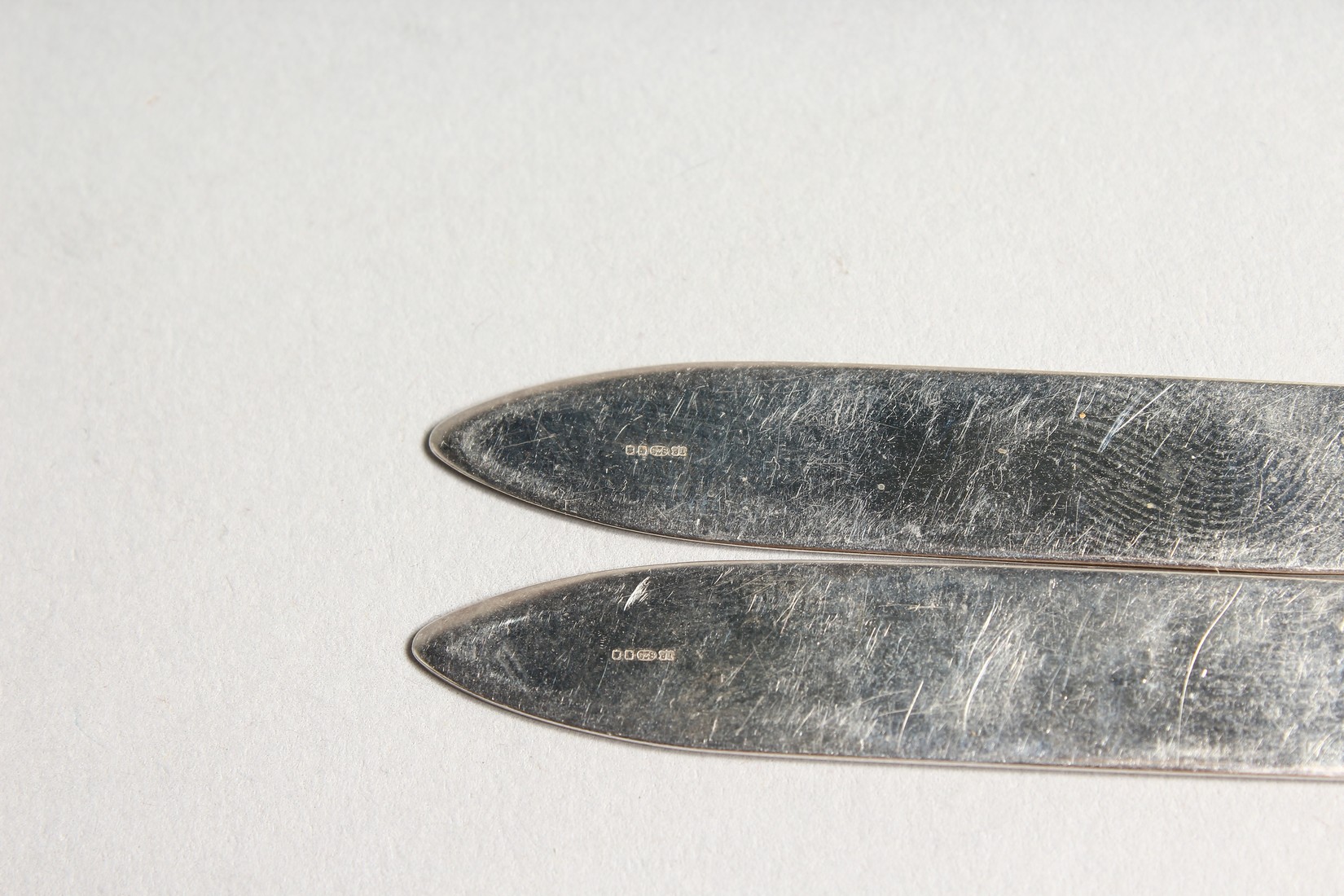 A PAIR OF 'PINK' BOXED SILVER COLLAR STIFFENERS. - Image 3 of 4