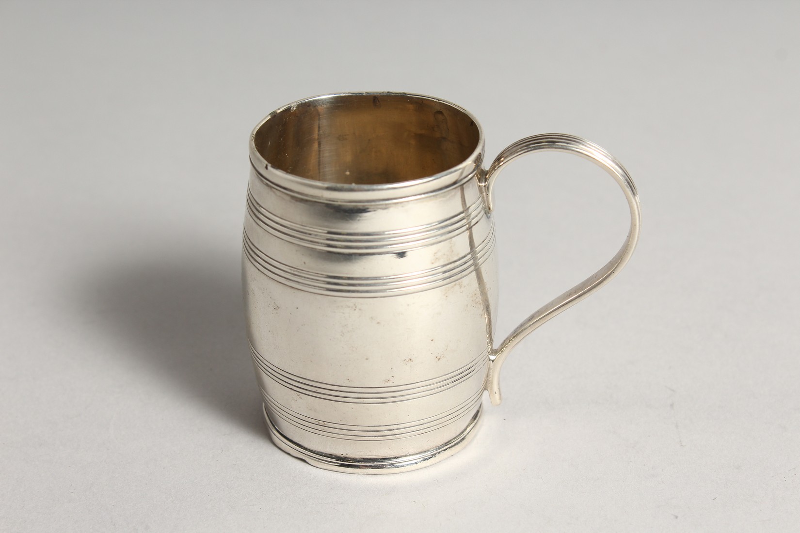 A GEORGE III SILVER BARREL SHAPED MUG London 1782 - Image 3 of 7