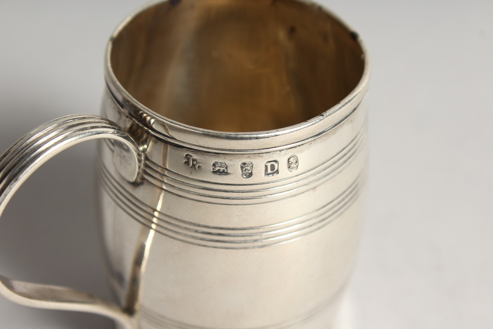 A GEORGE III SILVER BARREL SHAPED MUG London 1782 - Image 4 of 7