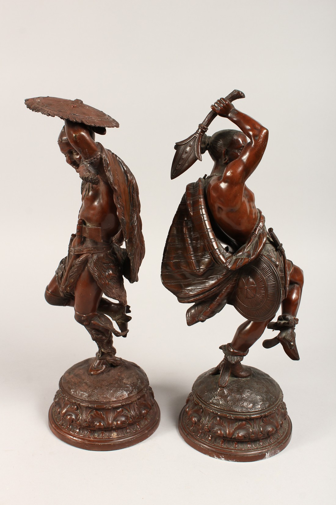 A SUPERB PAIR OF BRONZED-METAL NATIVE AMERICAN FIGURES, on circular bases with wall brackets (4) - Image 4 of 13