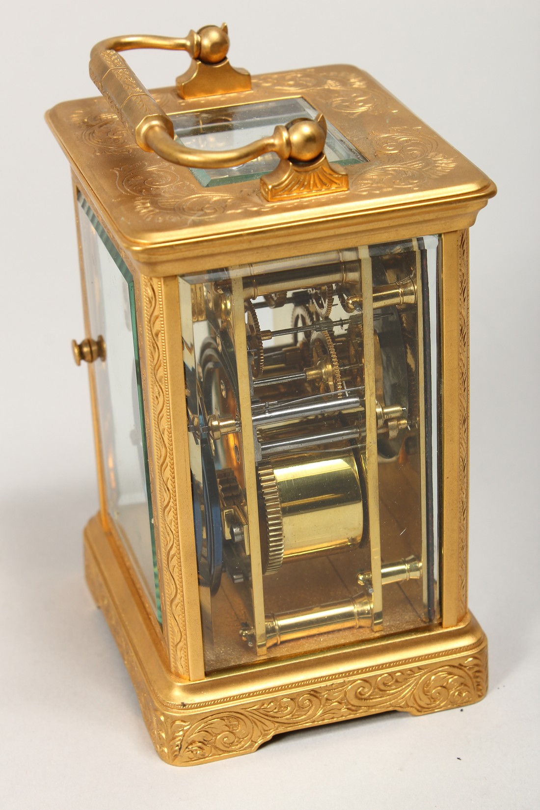 A GILT BRASS CARRIAGE CLOCK, with white enamel dial, roman numerals, the movement striking on a - Bild 5 aus 6