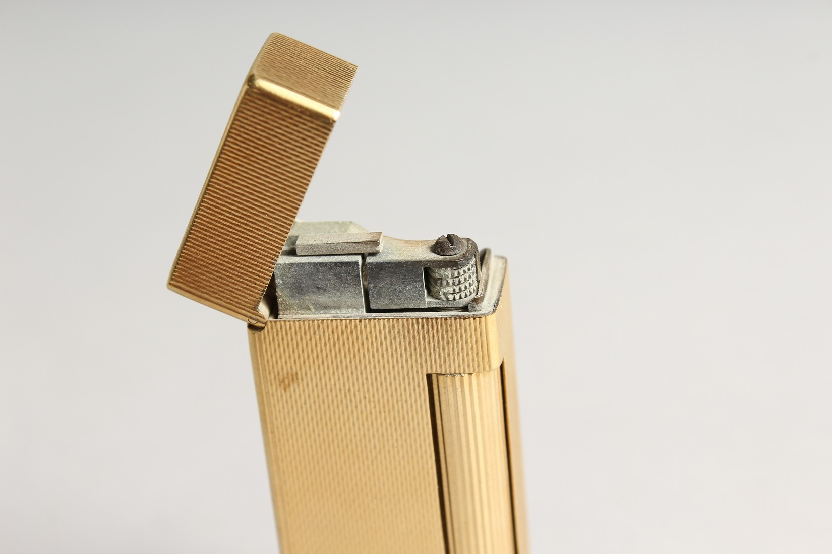 AN 18CT GOLD GAS LIGHTER - Image 6 of 6