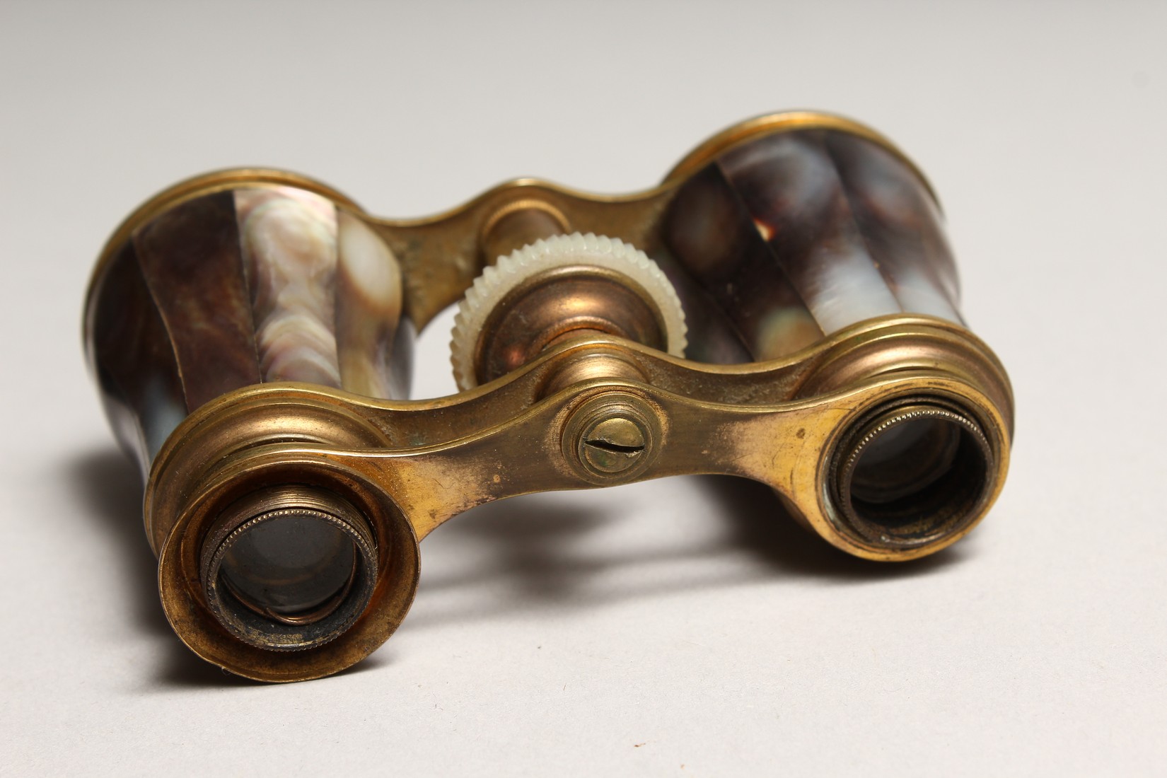 A PAIR OF MOTHER OF PEARL AND GILT OPERA GLASSES 4ins in a leather case. - Image 4 of 7