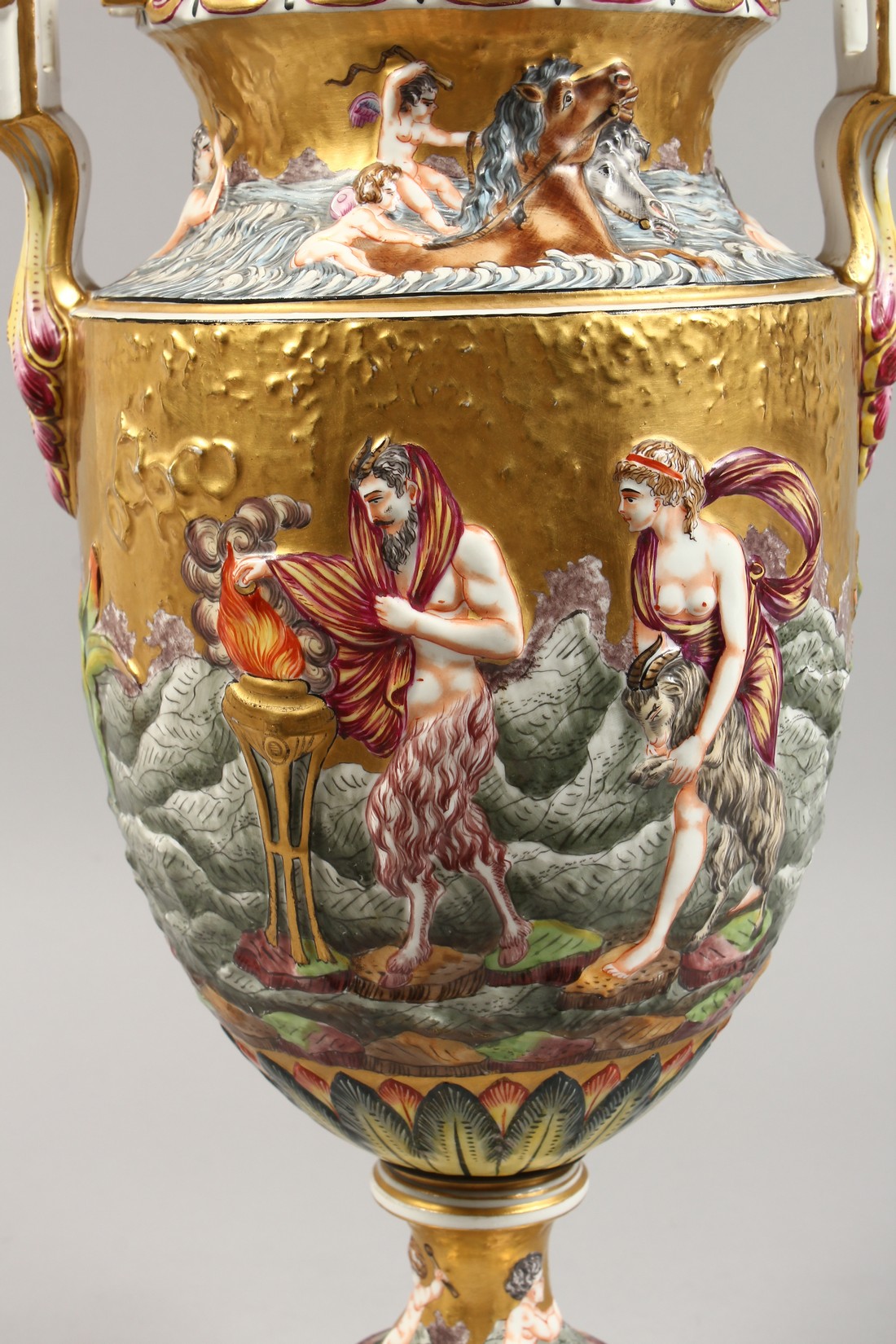 A SUPERB LARGE CAPODIMONTE TWO HANDLED URN SHAPE VASE AND COVER with gilt ground, with classical - Image 10 of 17