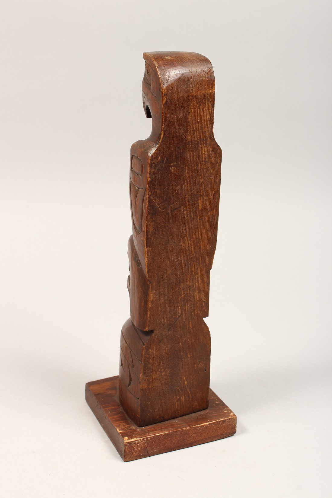 GEOFREY HUNT. A CARVED WOOD TOTEM POLE Signed 12ins high - Image 2 of 4