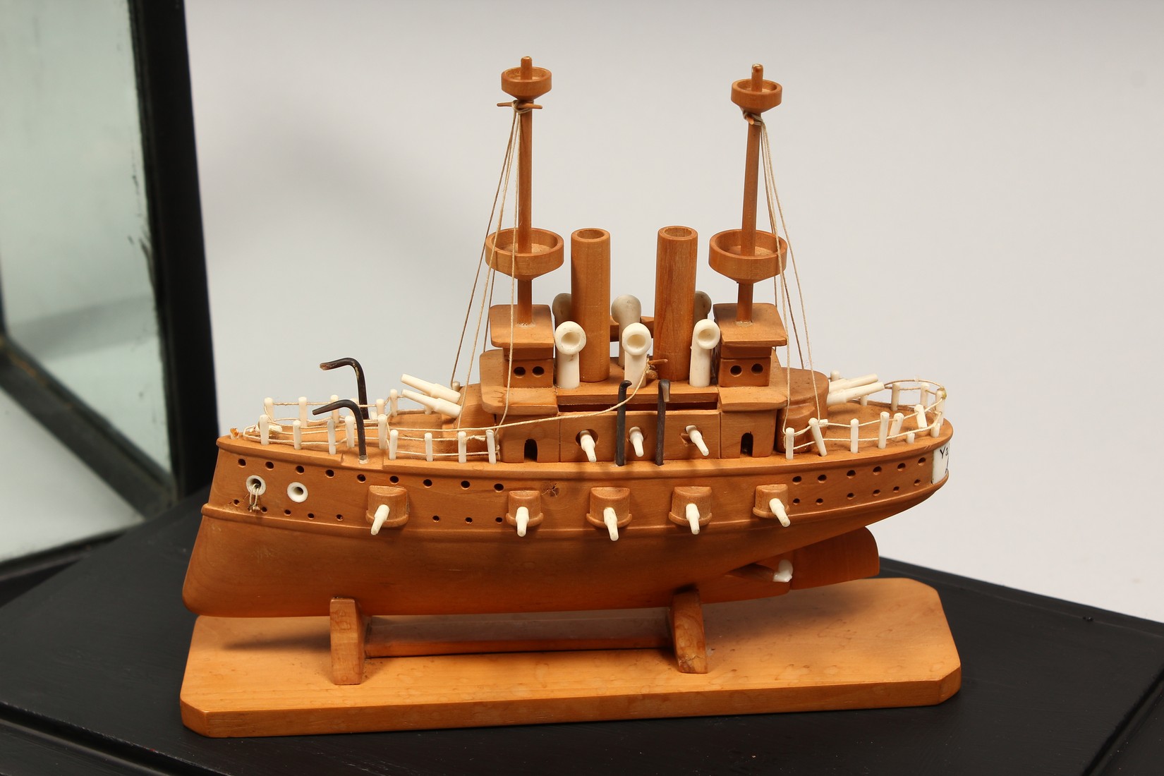 A GOOD BOXWOOD AND BONE MODEL OF A JAPANESE WAR SHIP. Signed YASHIMA, in a display case. Boat 6. - Bild 4 aus 7