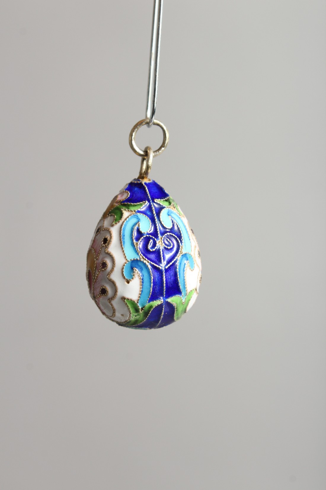 A SMALL RUSSIAN SILVER AND ENAMEL EGG PENDANT - Image 2 of 6