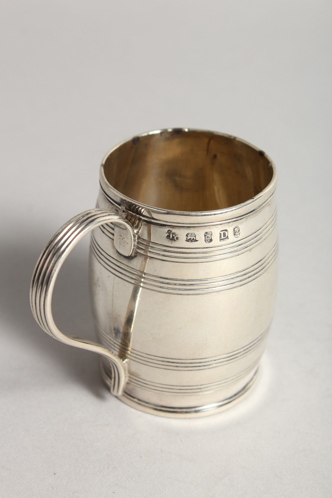 A GEORGE III SILVER BARREL SHAPED MUG London 1782 - Image 5 of 7