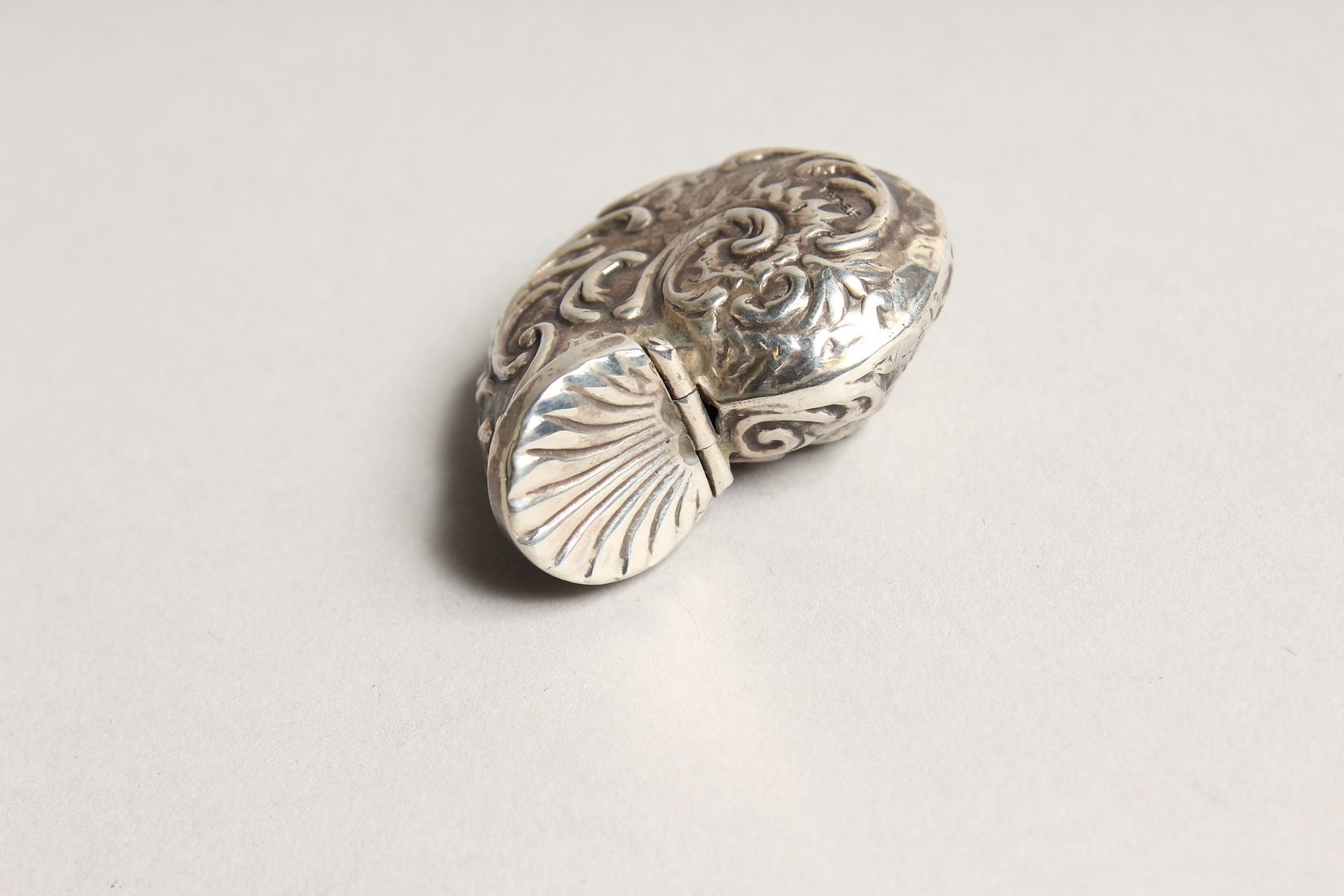 A NOVELTY SILVER SHELL SNUFF/PILL BOX - Image 3 of 3