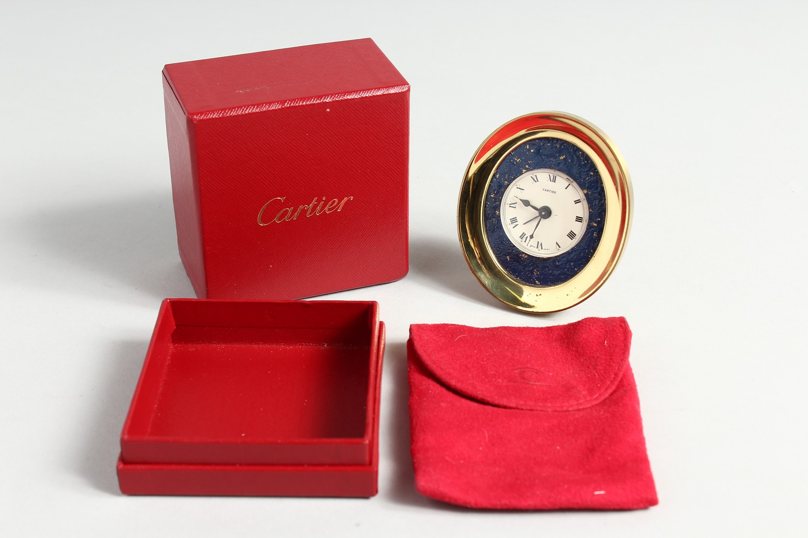 A CARTIER OVAL DESK CLOCK in a red velvet bag and Cartier box. - Bild 6 aus 6