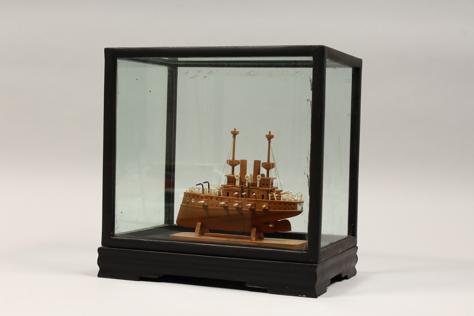 A GOOD BOXWOOD AND BONE MODEL OF A JAPANESE WAR SHIP. Signed YASHIMA, in a display case. Boat 6. - Bild 7 aus 7