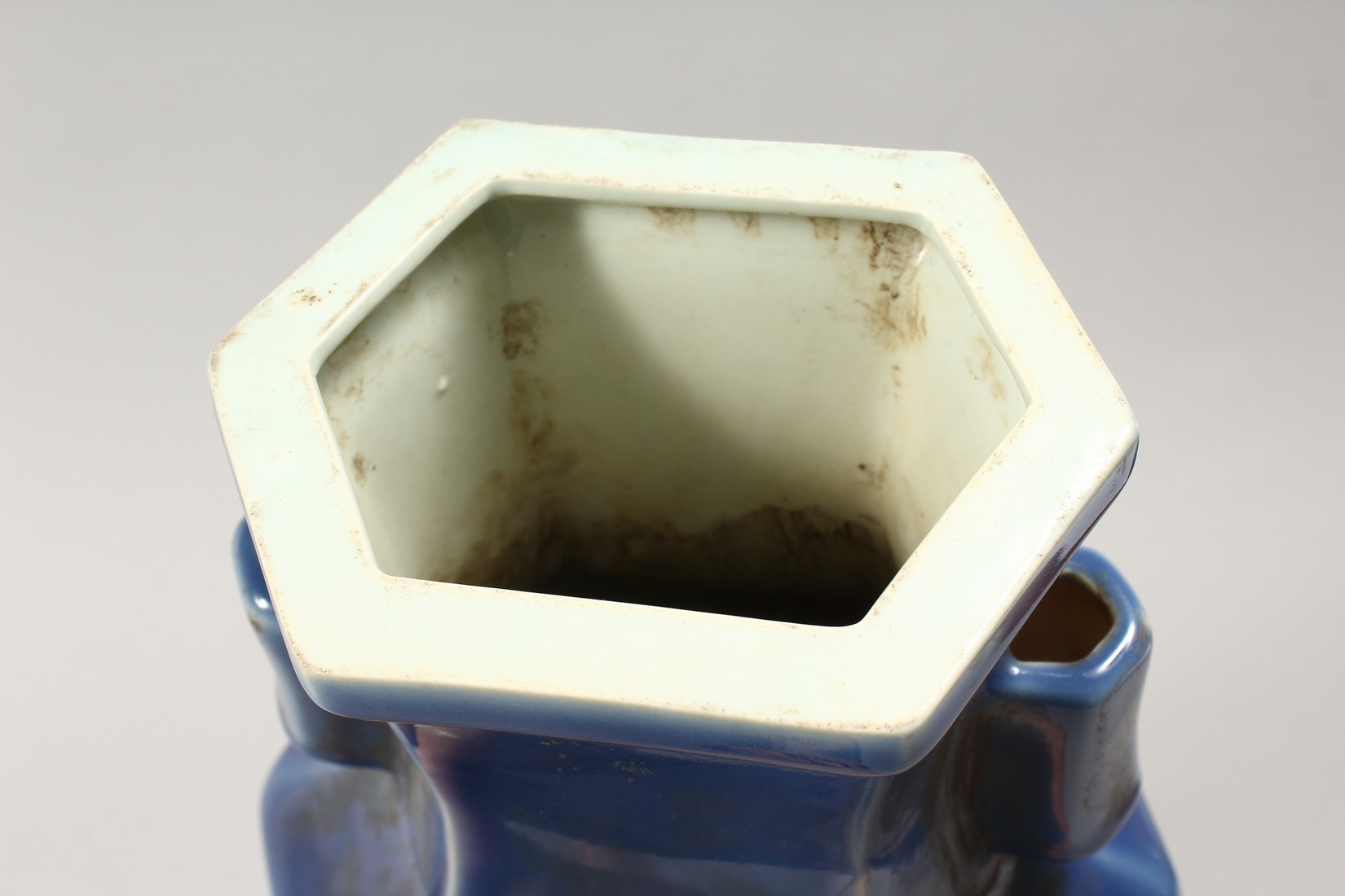 A CHINESE BLUE GROUND PORCELAIN "ARROW" VASE, of flattened hexagonal form with twin handles 14. - Image 3 of 4