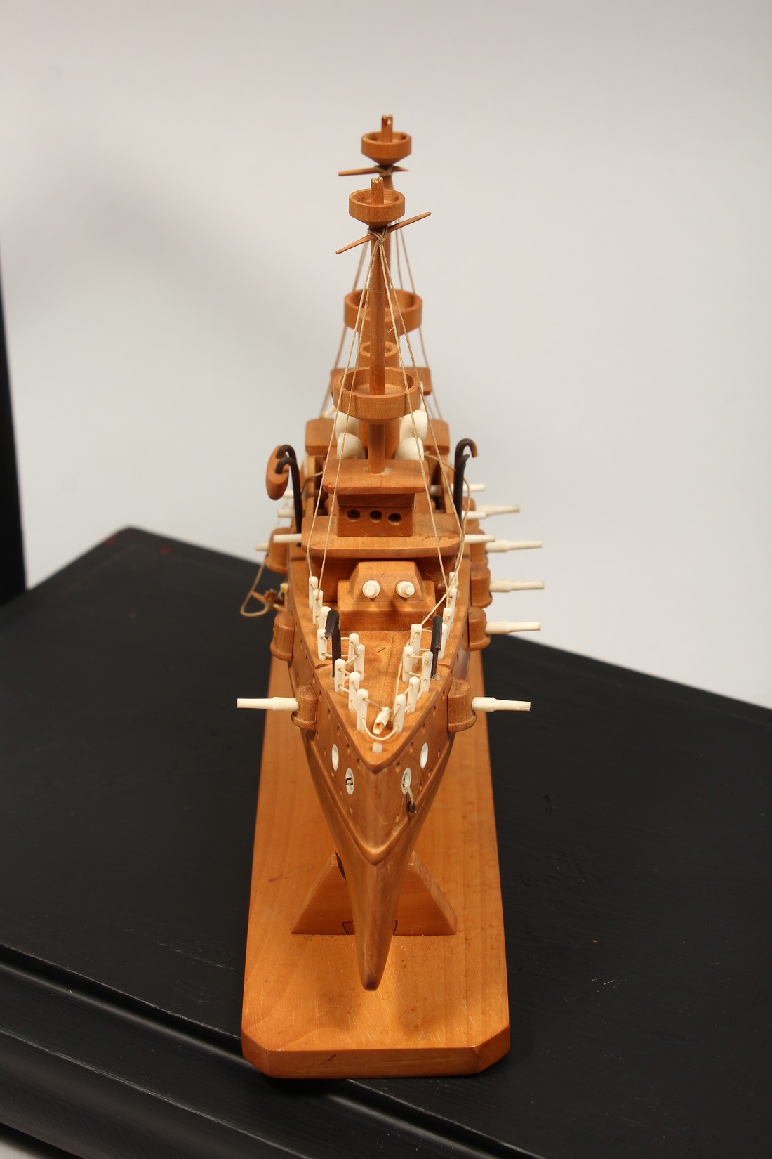 A GOOD BOXWOOD AND BONE MODEL OF A JAPANESE WAR SHIP. Signed YASHIMA, in a display case. Boat 6. - Bild 3 aus 7