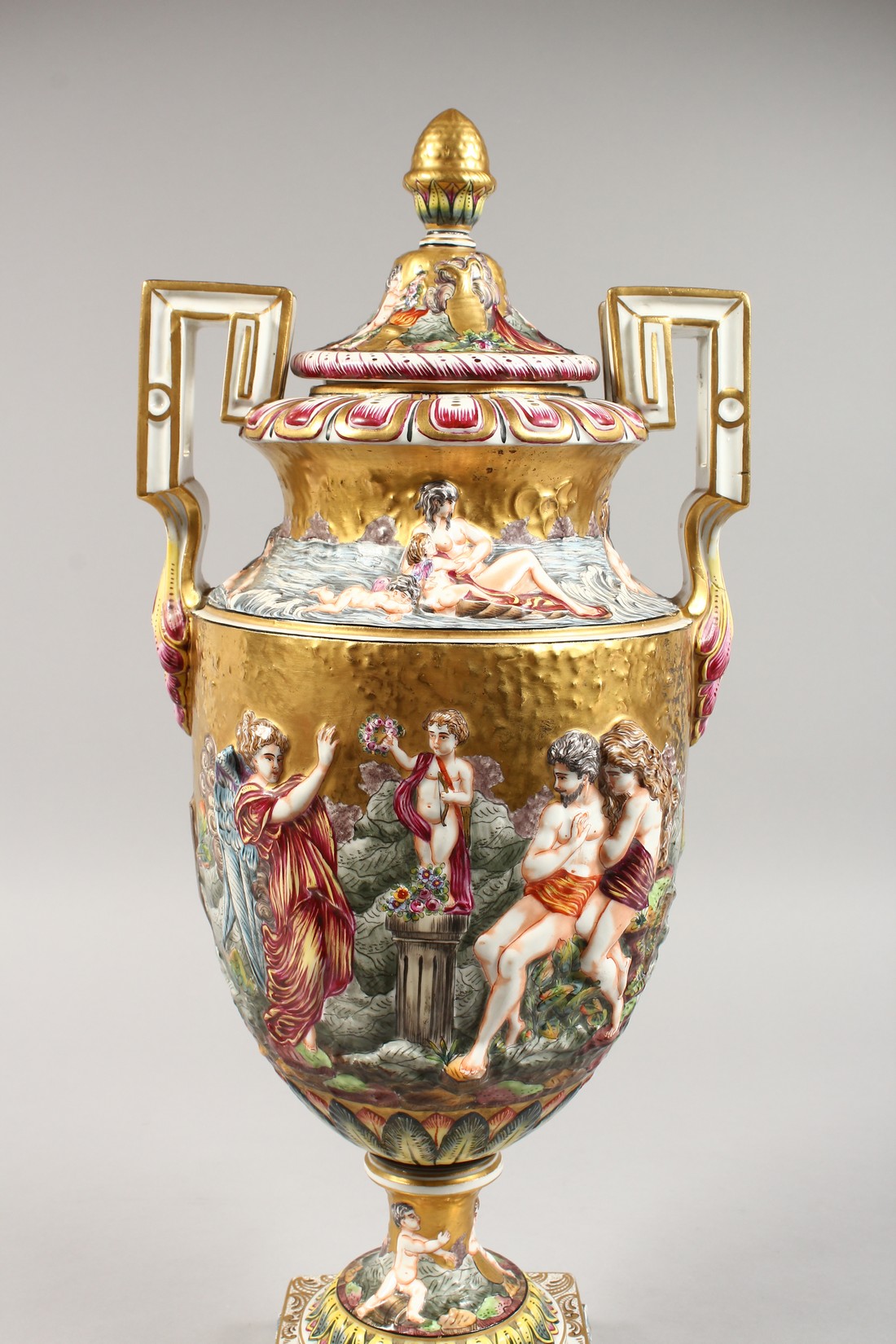 A SUPERB LARGE CAPODIMONTE TWO HANDLED URN SHAPE VASE AND COVER with gilt ground, with classical - Image 3 of 17