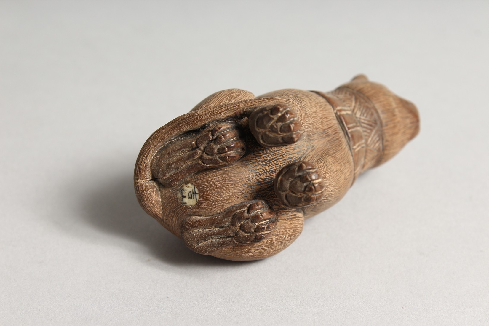 A JAPANESE CARVED WOODEN SEATED CAT Signed - Image 4 of 4