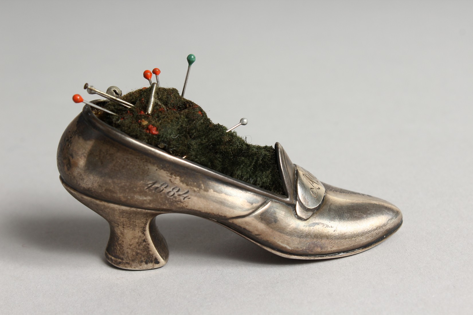 A STERLING SILVER BOOT PIN CUSHION 3ins long - Image 4 of 7