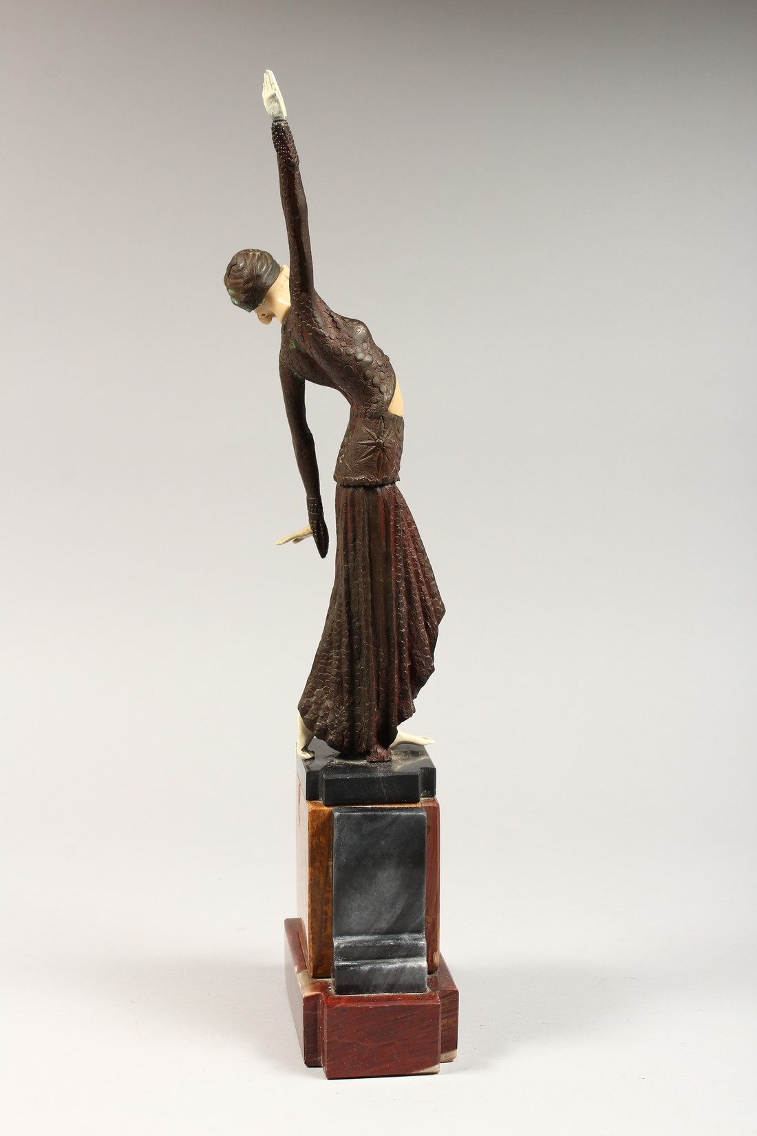 AN ART DECO STYLE FIGURE OF A LADY, arm outstretched, on a stepped marble base 16ins high. - Image 4 of 5