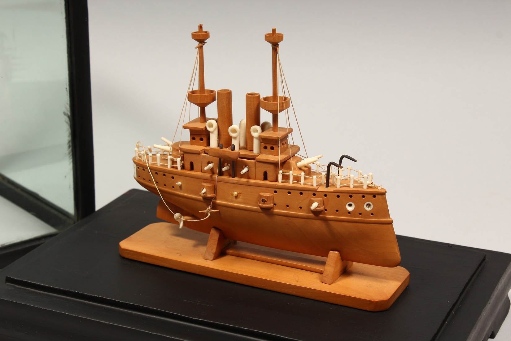 A GOOD BOXWOOD AND BONE MODEL OF A JAPANESE WAR SHIP. Signed YASHIMA, in a display case. Boat 6. - Bild 2 aus 7