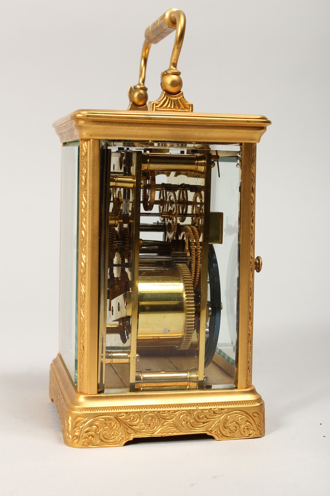 A GILT BRASS CARRIAGE CLOCK, with white enamel dial, roman numerals, the movement striking on a - Bild 2 aus 6