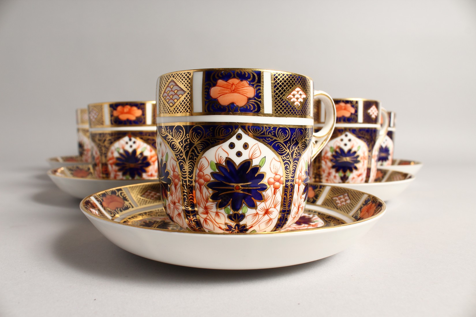 A SET OF NINE ROYAL CROWN DERBY JAPAN PATTERN CUPS AND SAUCERS. No. 1128 - Image 3 of 7