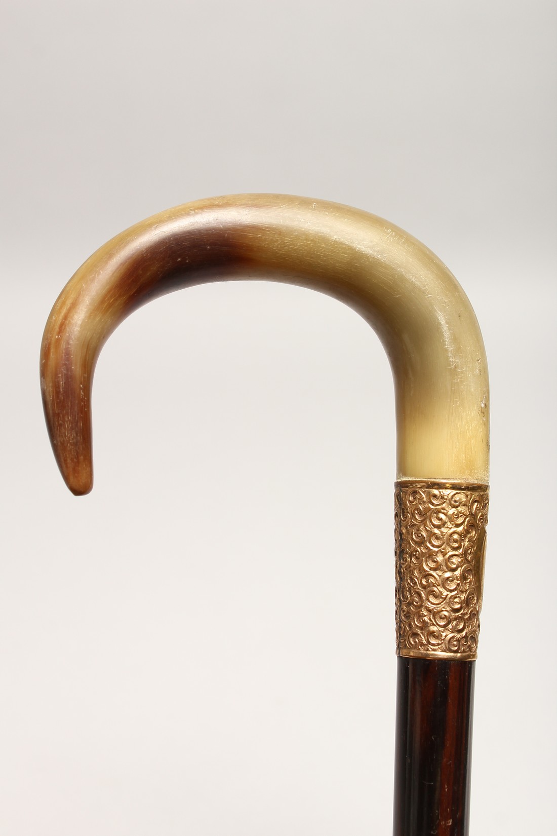 A VERY GOOD 19TH CENTURY RHINO HANDLE WALKING STICK with gilt band 2ft 10ins long - Image 5 of 11