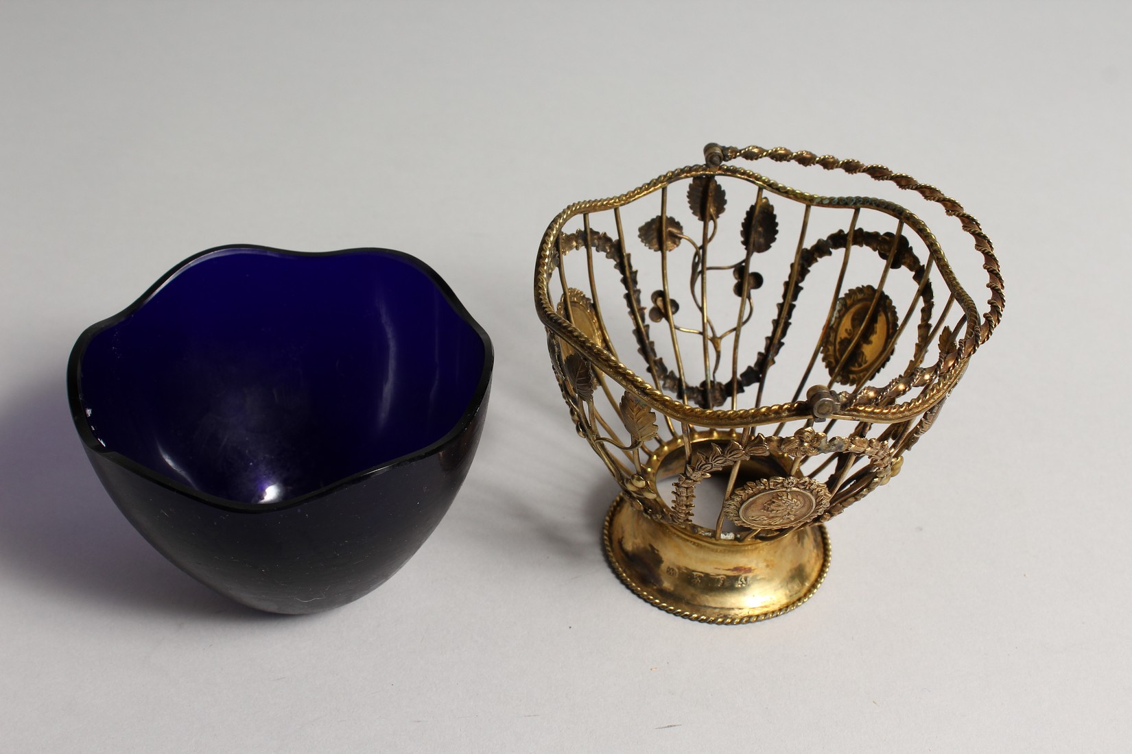 A GOOD GEORGE III SILVER GILT SUGAR BASKET with garlands and medallions and twist handle. London - Image 6 of 8