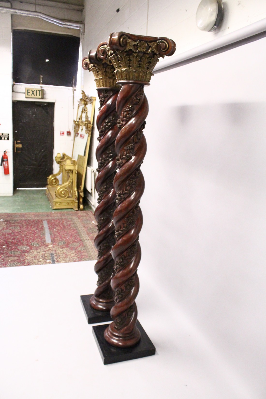 A VERY GOOD PAIR OF 18TH CENTURY CARVED SPIRAL MAHOGANY COLUMNS with carved gilded Corinthian column - Image 4 of 4