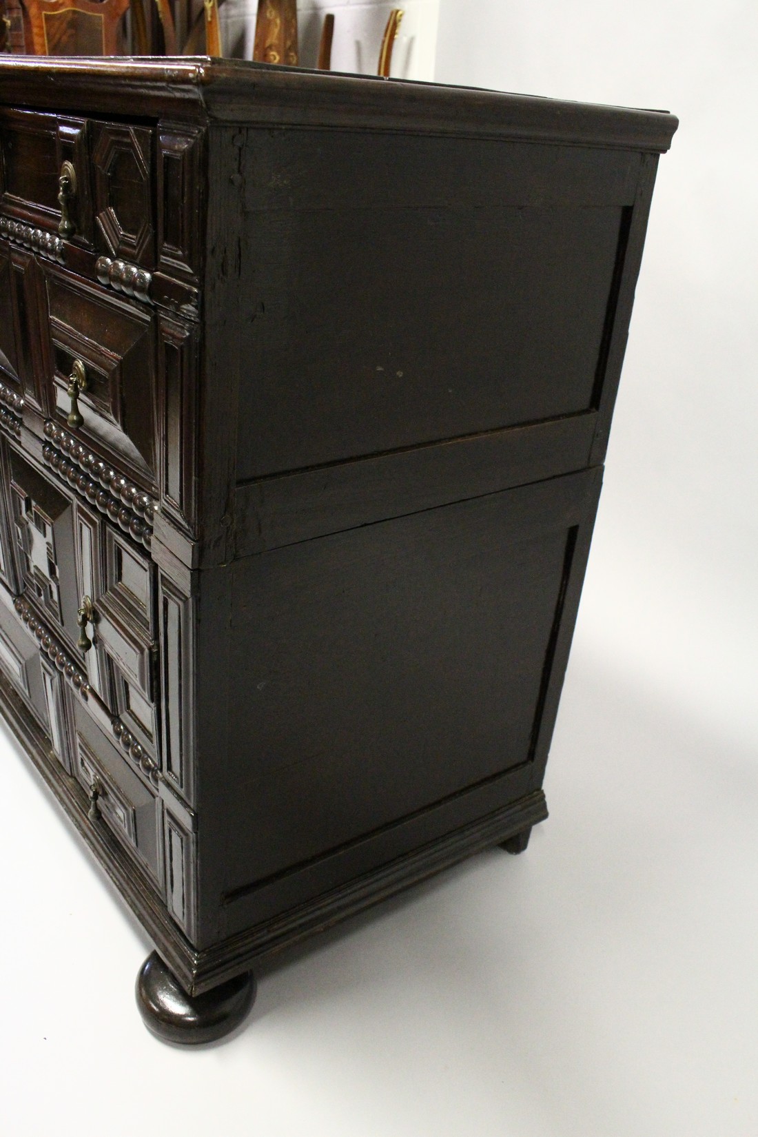 A GOOD LATE 17TH CENTURY OAK TWO PIECE LINEN FOLD FRONT CHEST, OF FOUR VARIOUS SIZE LONG DRAWERS, - Image 5 of 6