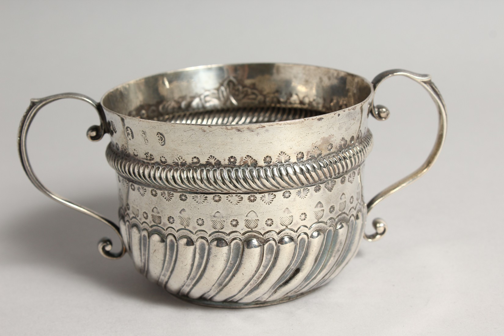 A QUEEN ANNE TWO HANDLED CIRCULAR PORRINGER, wrythen fluted handles, London 1709, maker J. JACKSON - Image 4 of 7