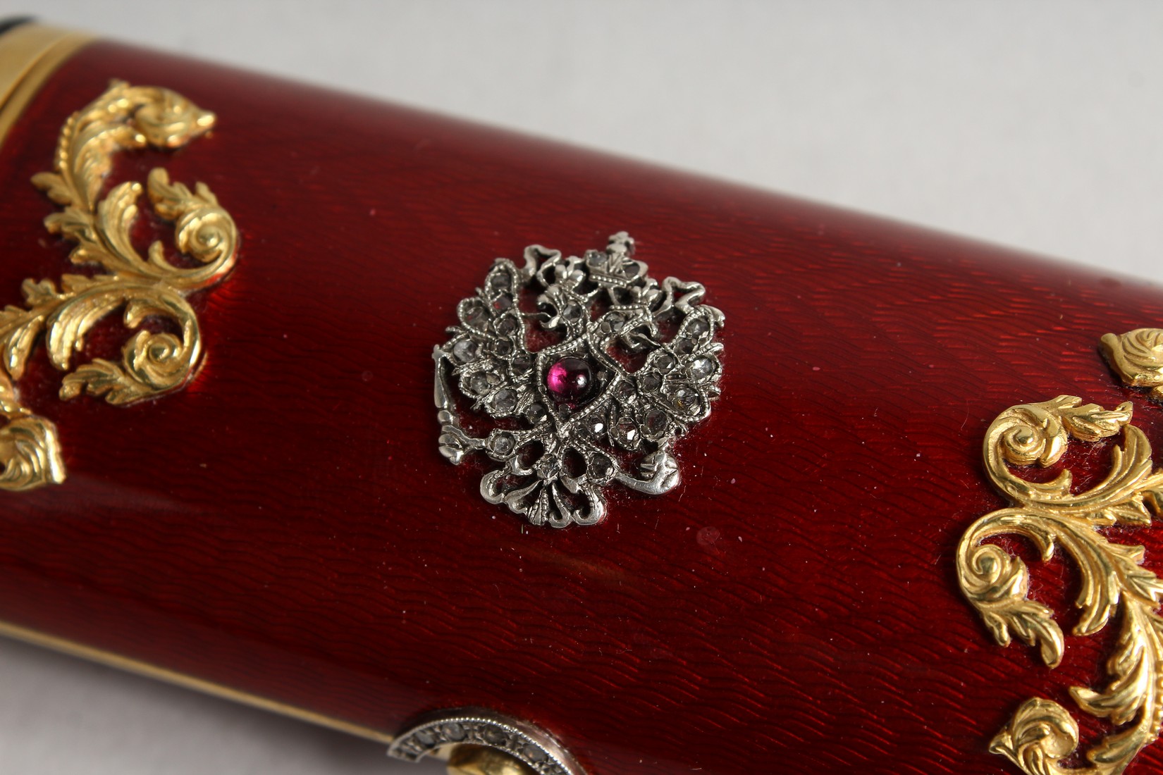 A SUPERB RUSSIAN RED ENAMEL AND SILVER DRUM SHAPED BOX AND COVER with silver scrolls and - Bild 3 aus 12