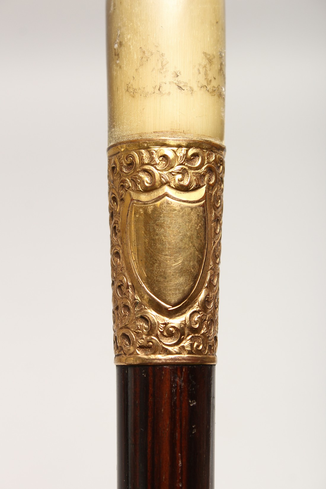 A VERY GOOD 19TH CENTURY RHINO HANDLE WALKING STICK with gilt band 2ft 10ins long - Image 7 of 11