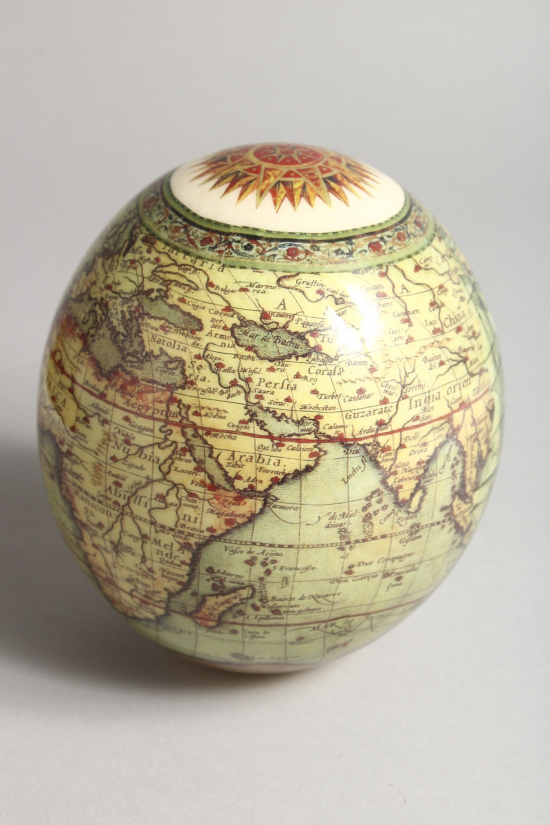 A LARGE EGG OF THE WORLD 6ins high. - Image 2 of 6