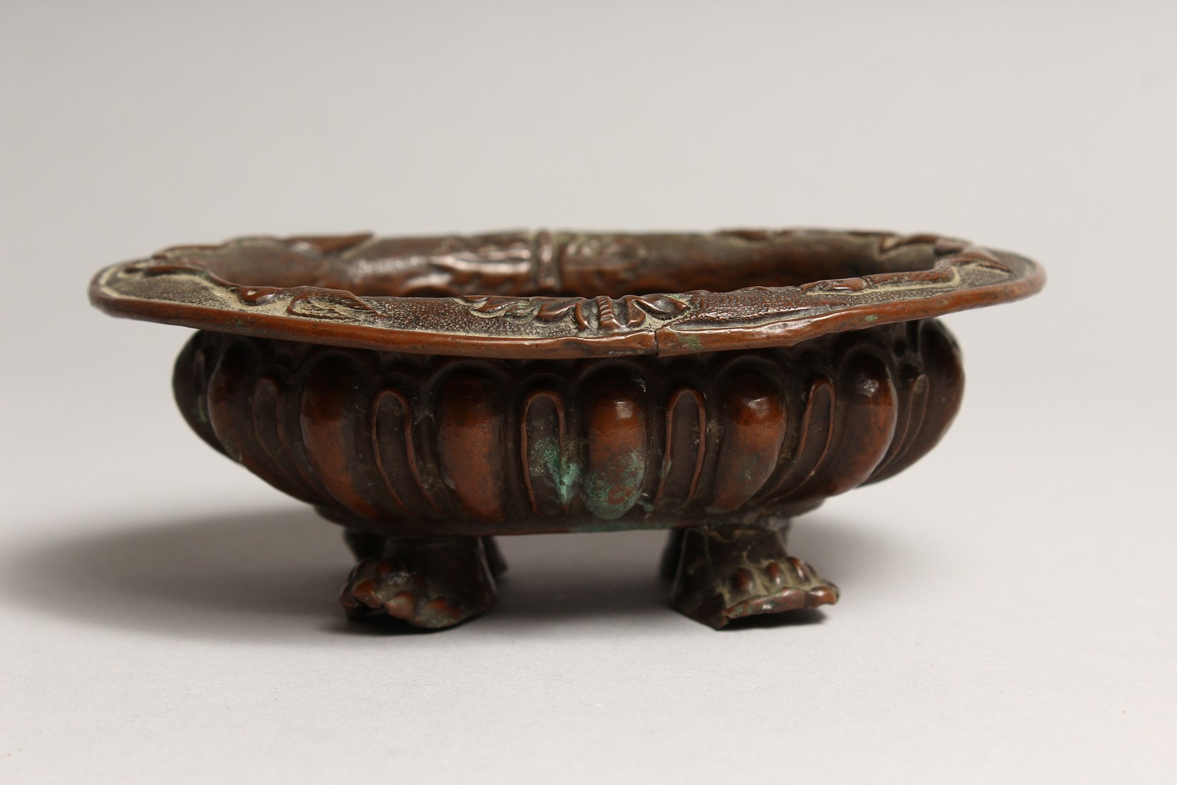 A N 18TH CENTURY DUTCH COPPER OVAL BOWL on four claw feet 5.25ins - Image 4 of 7