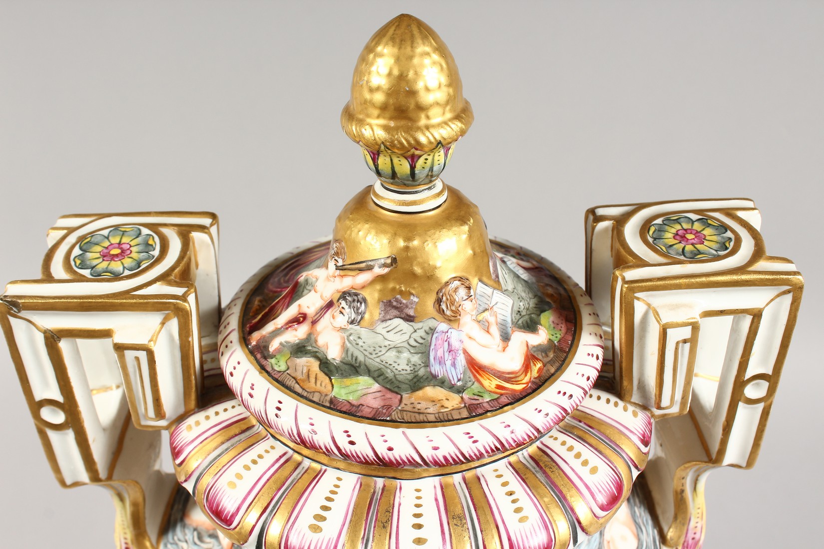 A SUPERB LARGE CAPODIMONTE TWO HANDLED URN SHAPE VASE AND COVER with gilt ground, with classical - Image 13 of 17