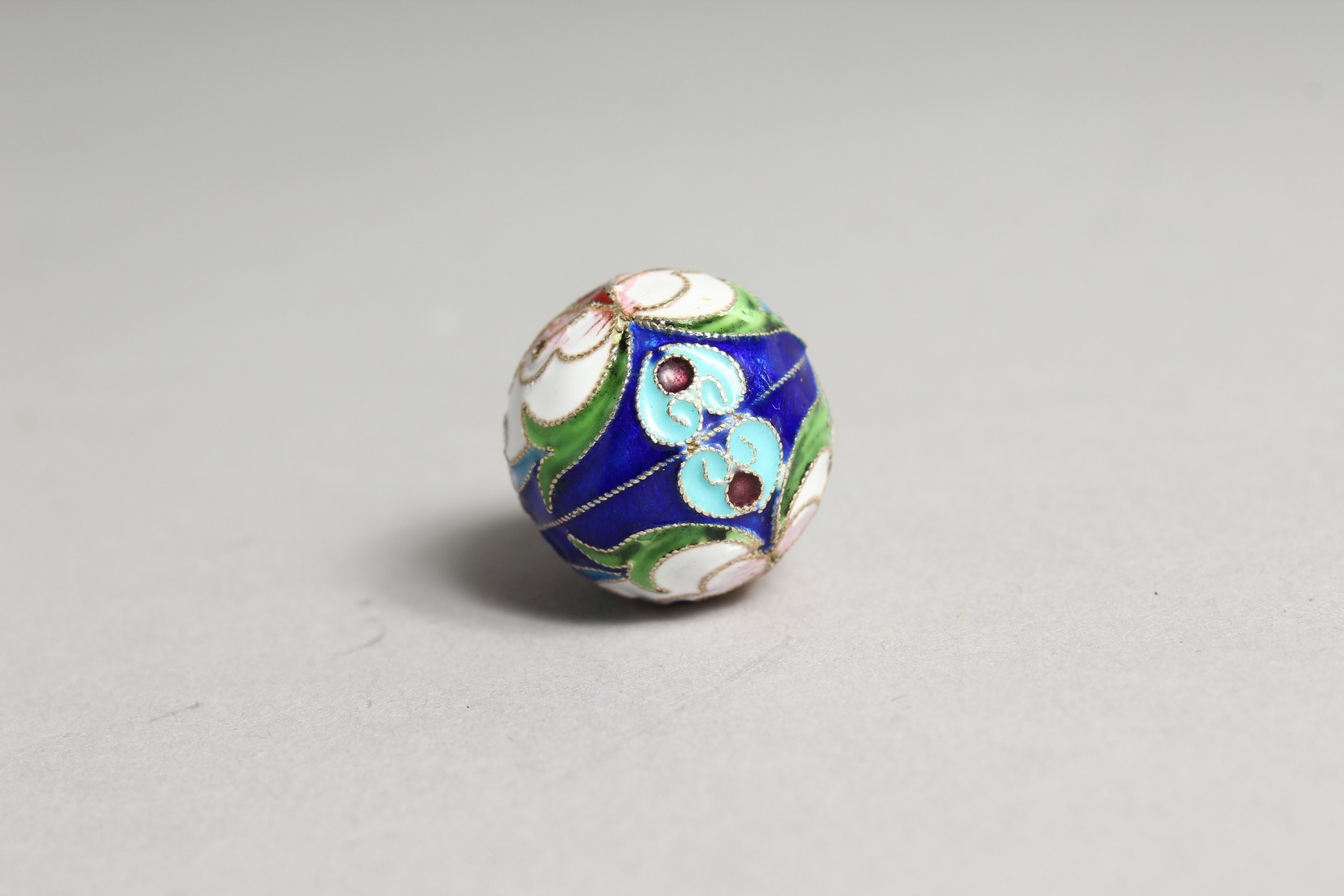 A SMALL RUSSIAN SILVER AND ENAMEL EGG PENDANT - Image 5 of 6