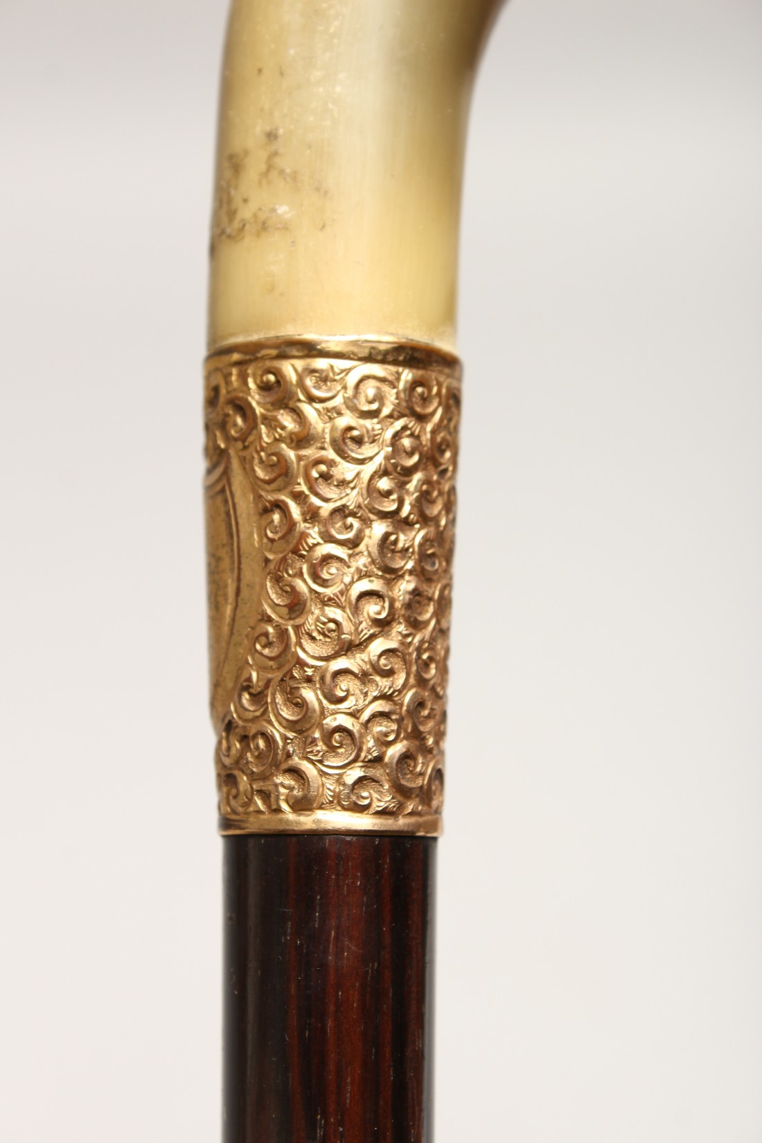 A VERY GOOD 19TH CENTURY RHINO HANDLE WALKING STICK with gilt band 2ft 10ins long - Image 8 of 11