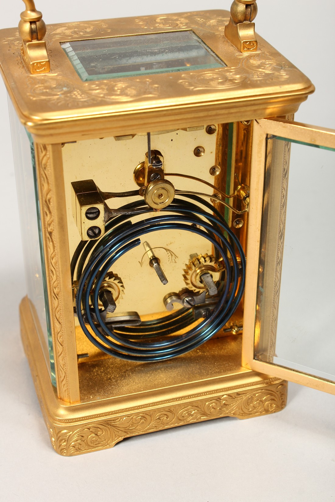 A GILT BRASS CARRIAGE CLOCK, with white enamel dial, roman numerals, the movement striking on a - Bild 4 aus 6