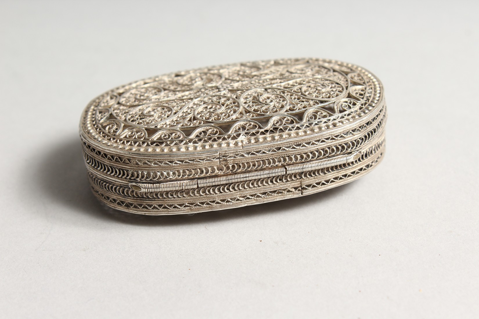 A RUSSIAN SILVER FILIGREE OVAL BOX AND COVER . Mark 84 C. D. 3ins long. - Image 4 of 6