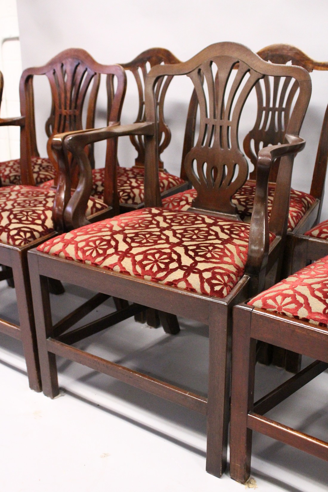 A VERY GOOD SET OF EIGHT HEPPLEWHITE MAHOGANY DINING CHAIRS, two with arms, with pierced vase - Image 3 of 4