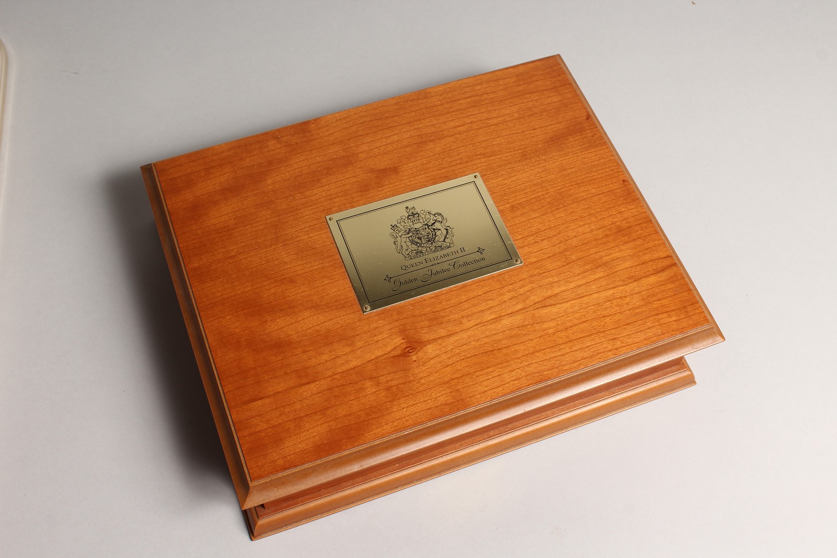 QUEEN ELIZABETH II GOLDEN JUBILEE COLLECTION, issued by the Royal Mint. Two trays of 24 carat gold - Image 5 of 6