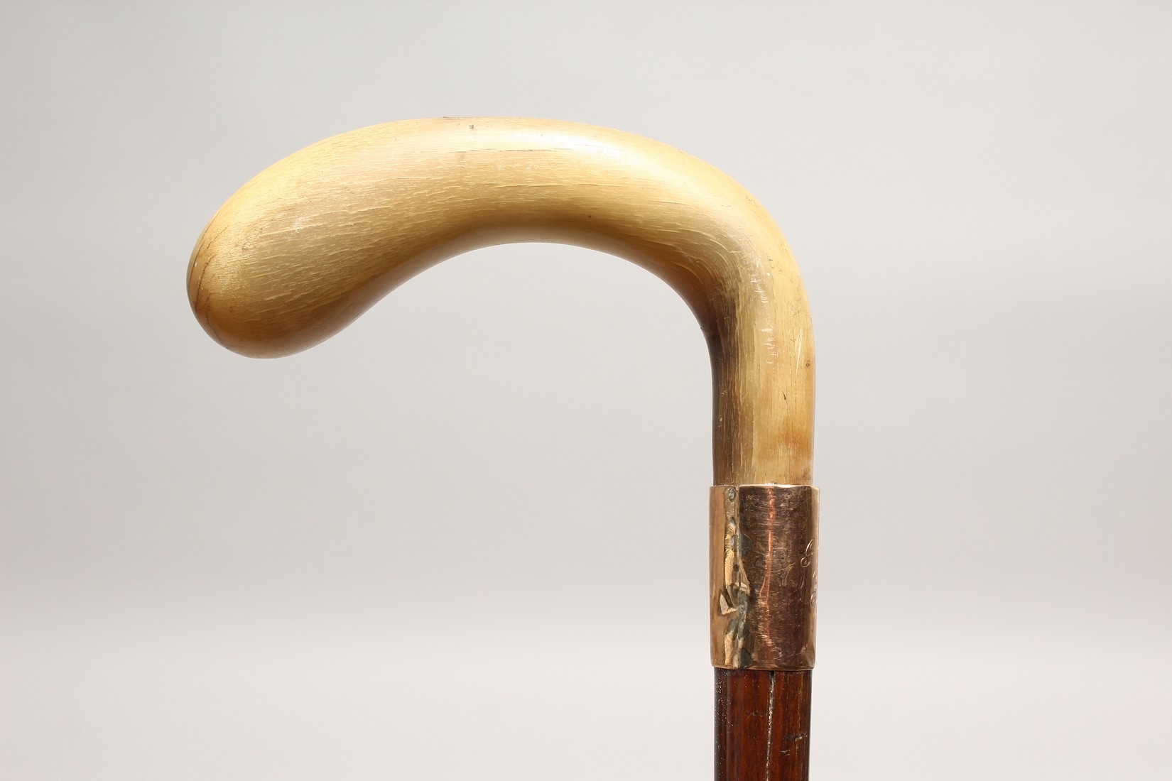 A VICTORIAN RHINO HANDLE WALKING STICK with gold band 2ft 11ins long - Image 4 of 10