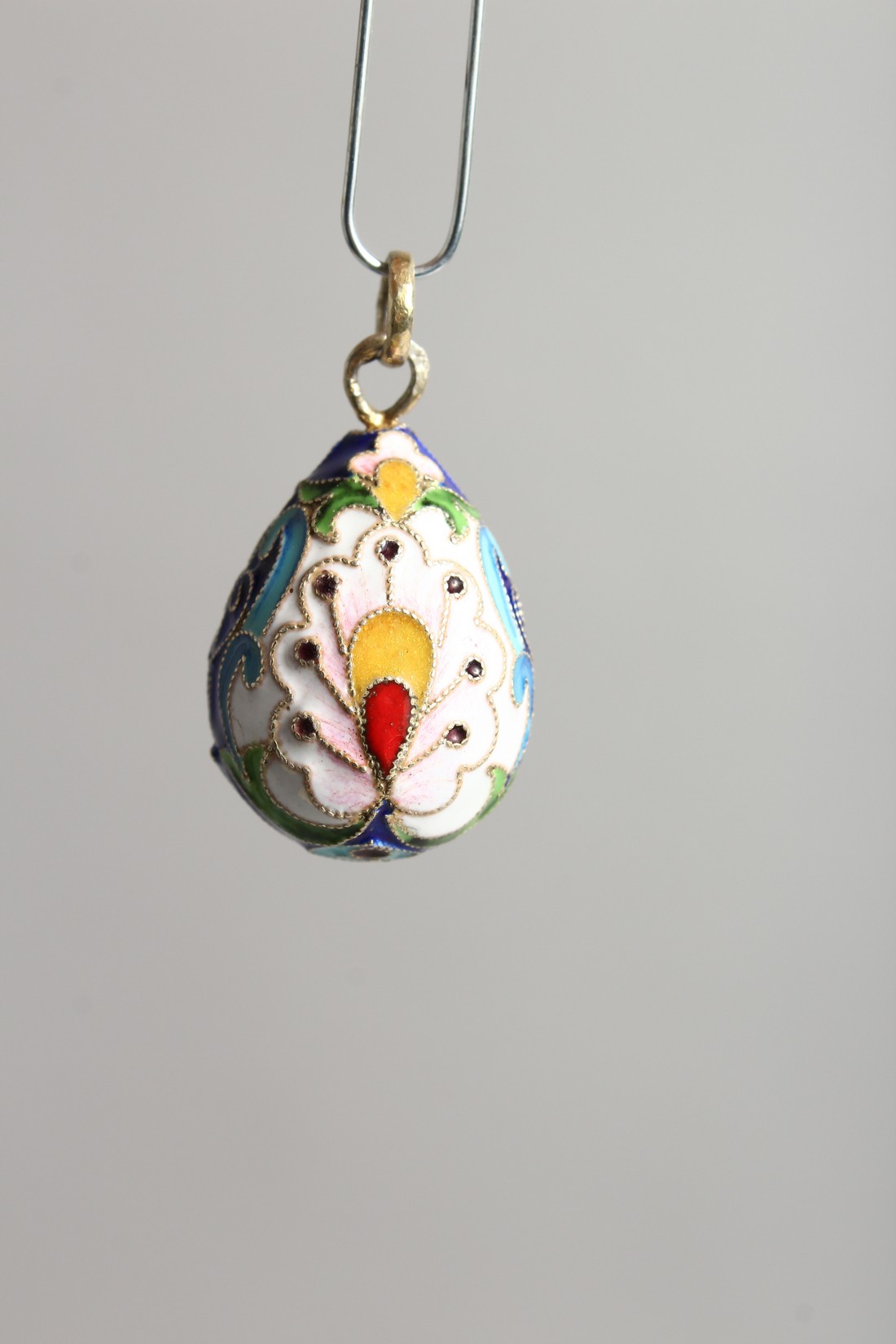 A SMALL RUSSIAN SILVER AND ENAMEL EGG PENDANT - Image 3 of 6