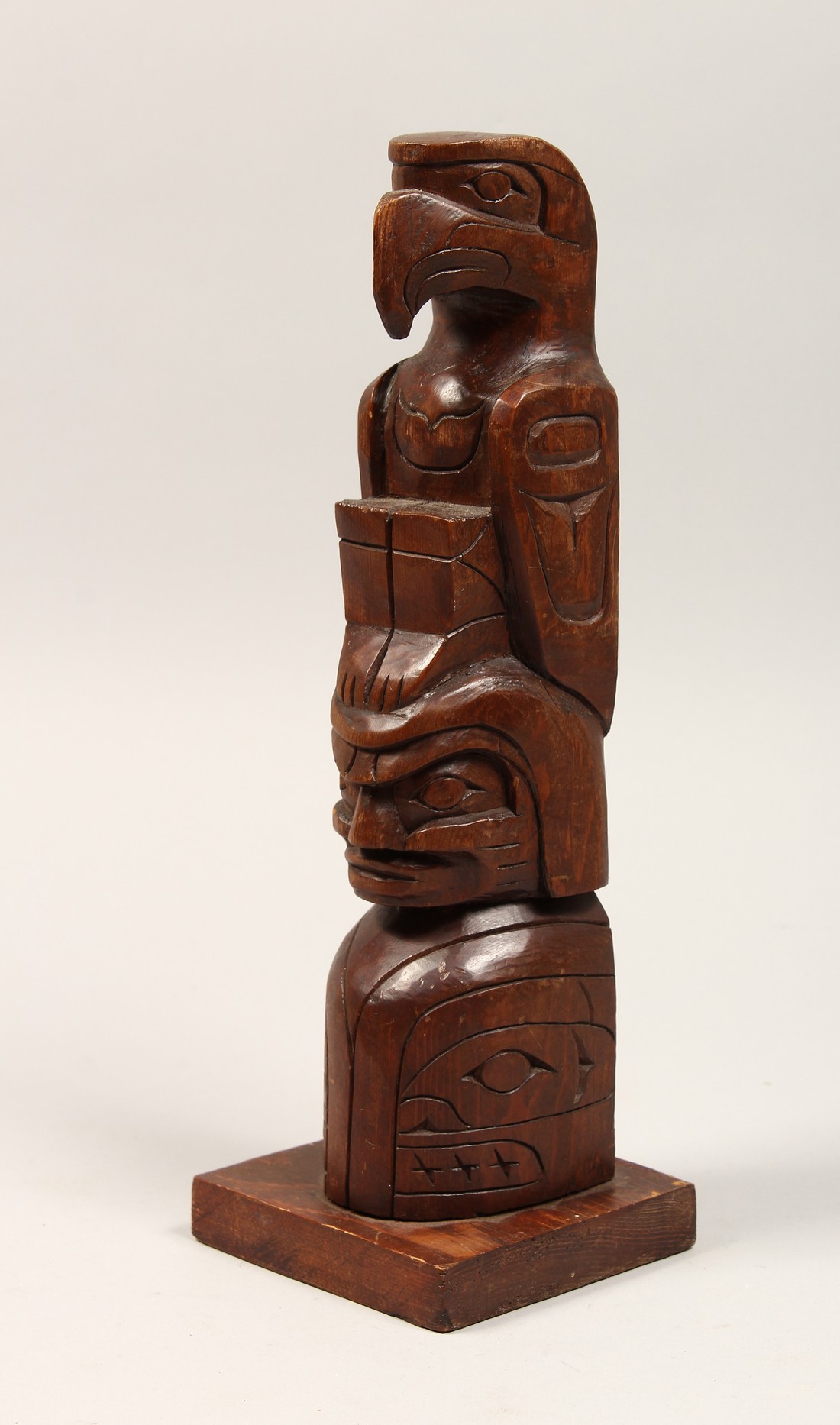 GEOFREY HUNT. A CARVED WOOD TOTEM POLE Signed 12ins high