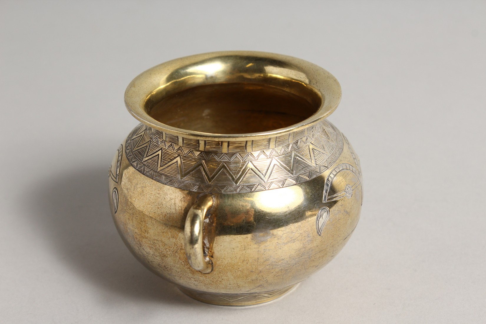 A DUTCH SILVLR GILT CIRCULAR TWO HANDLED BOWL with silvered decoration. Maker R. D. - Bild 3 aus 8