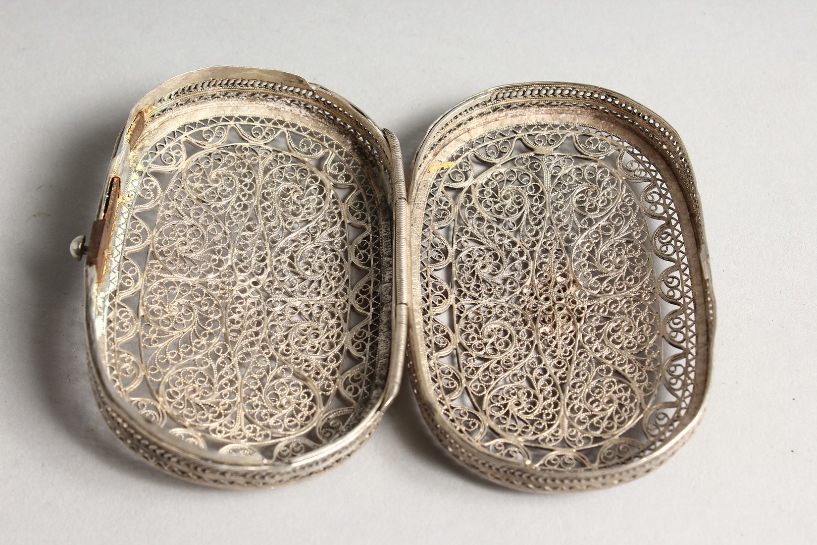 A RUSSIAN SILVER FILIGREE OVAL BOX AND COVER . Mark 84 C. D. 3ins long. - Image 5 of 6